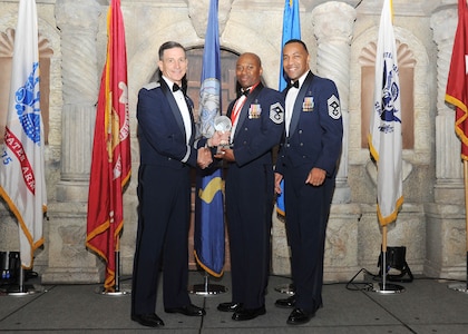 Air Force Maj. Gen. Byron Hepburn, 59th Medical Wing commander and San
Antonio Military Health System director, and Chief Master Sgt. Maurice James, 59th MDW command chief, present Senior Master Sgt. Brandon English, 59th MDW, with the Air Force small unit first sergeant of the year award.