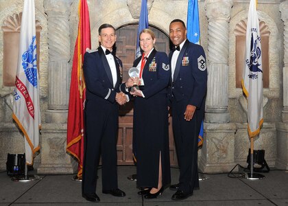 Air Force Maj. Gen. Byron Hepburn, 59th Medical Wing commander and San
Antonio Military Health System director, and Chief Master Sgt. Maurice James, 59th Medical Wing command chief, present Airman 1st Class Eric Kay, 502nd Air Base Wing, with the Air Force junior enlisted member of the year award.