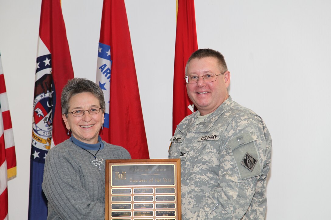 Little Rock District Commander Col. Glen Masset presents Jan Jones with the district’s Engineer of the Year plaque during an awards ceremony. 