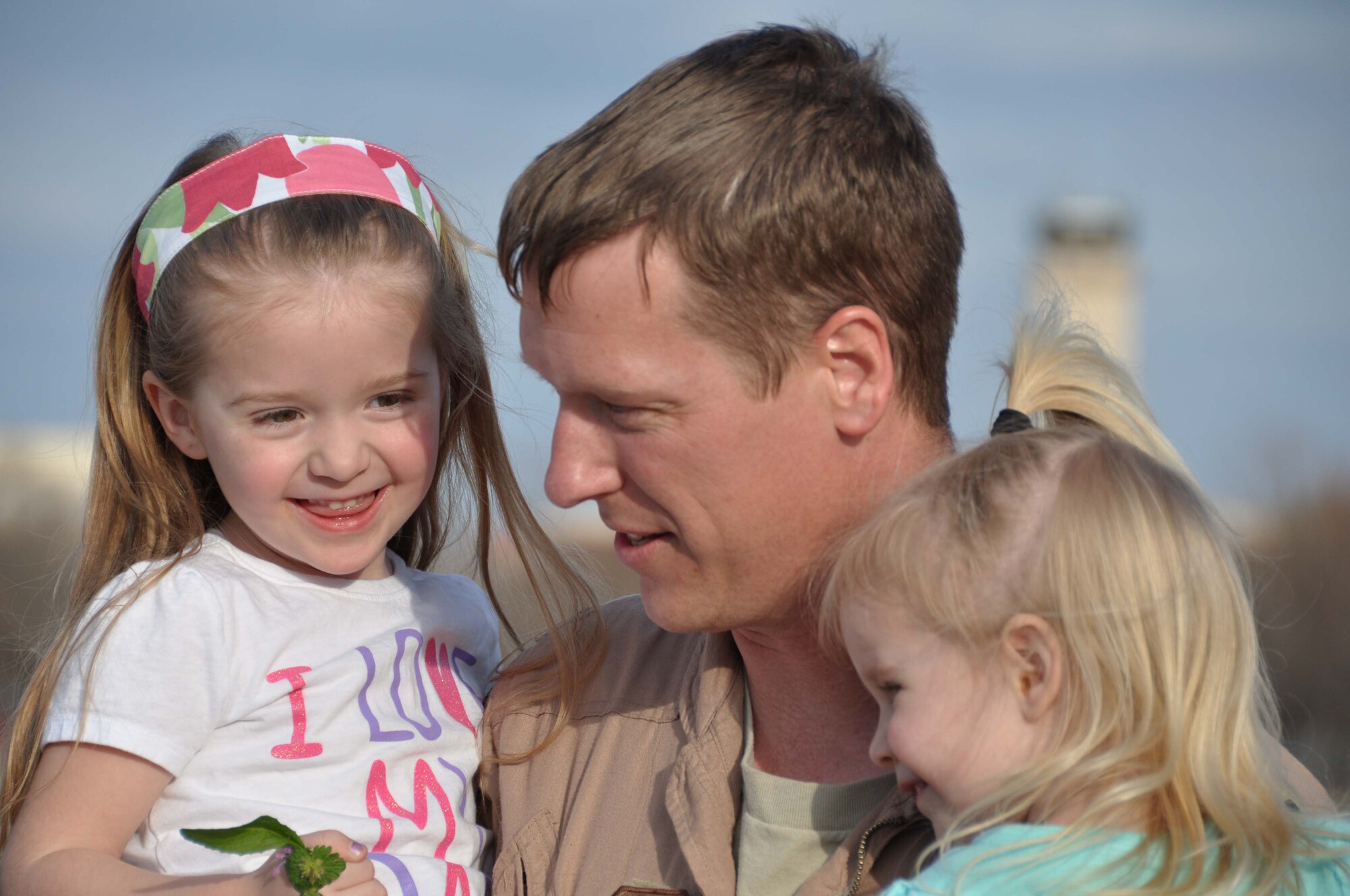 Capt. Adam Steichen receives a hero’s welcome from his kids, Marie and Tessa, after returning from Southwest Asia.  (U.S. Air Force photo by Capt. Jon Quinlan)