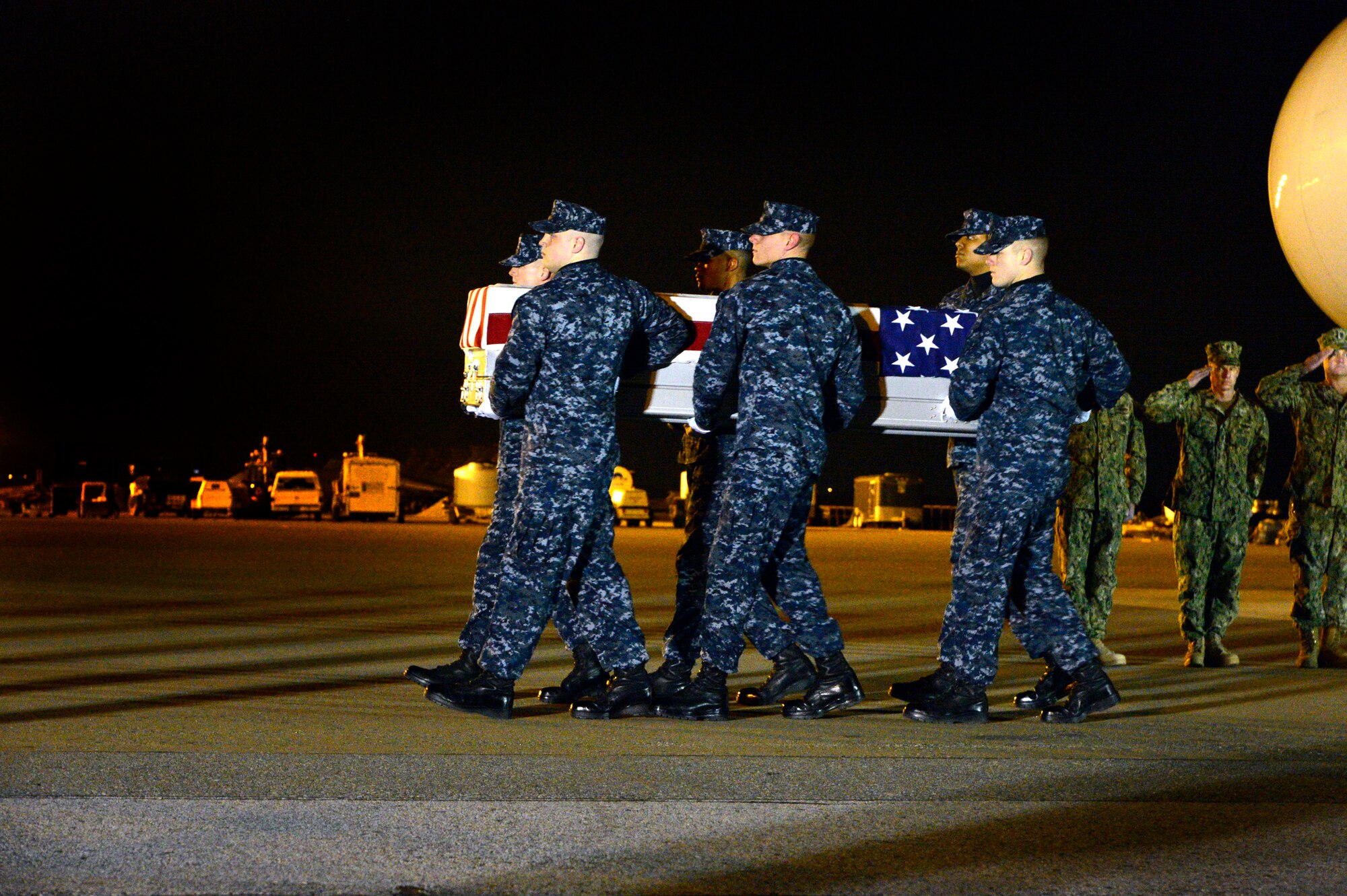 A U.S. Navy carry team transfers the remains of Chief Petty Officer
Christian M. Pike of Peoria, Ariz., at Dover Air Force Base, Del.,
March 16, 2013. Pike was assigned to a West Coast-based Naval Special Warfare
unit. (U.S. Air Force photo/David Tucker)
