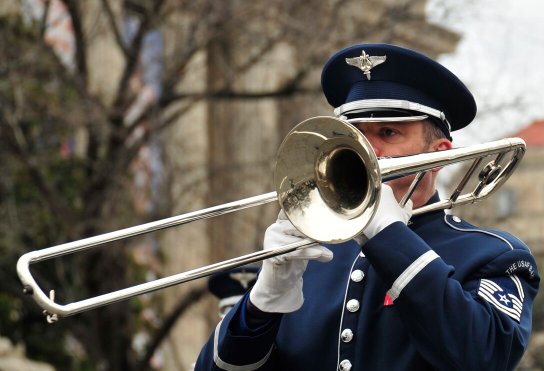 Members of the U.S. Air Force band perform during the St. Patricks’ Day March 17, 2013 in Washington, D.C. The theme of this year’s parade was “Celebrating Service to the Stars and Stripes.” (U.S. Air Force photo/ Airman 1st Class Erin O’Shea)         