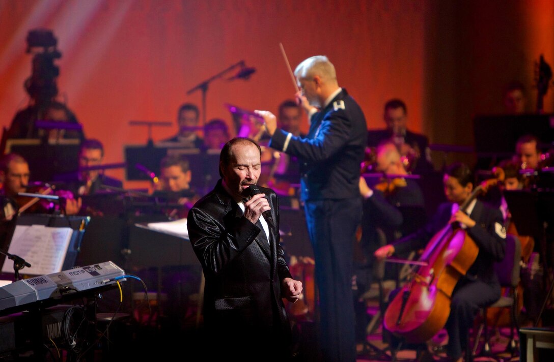 Guest Artist Lee Greenwood performs the final Guest Artist
Series concert with the Air Force Orchestra at DAR Constitution Hall (A.F.
photo by Senior Master Sgt. Kevin Burns)
