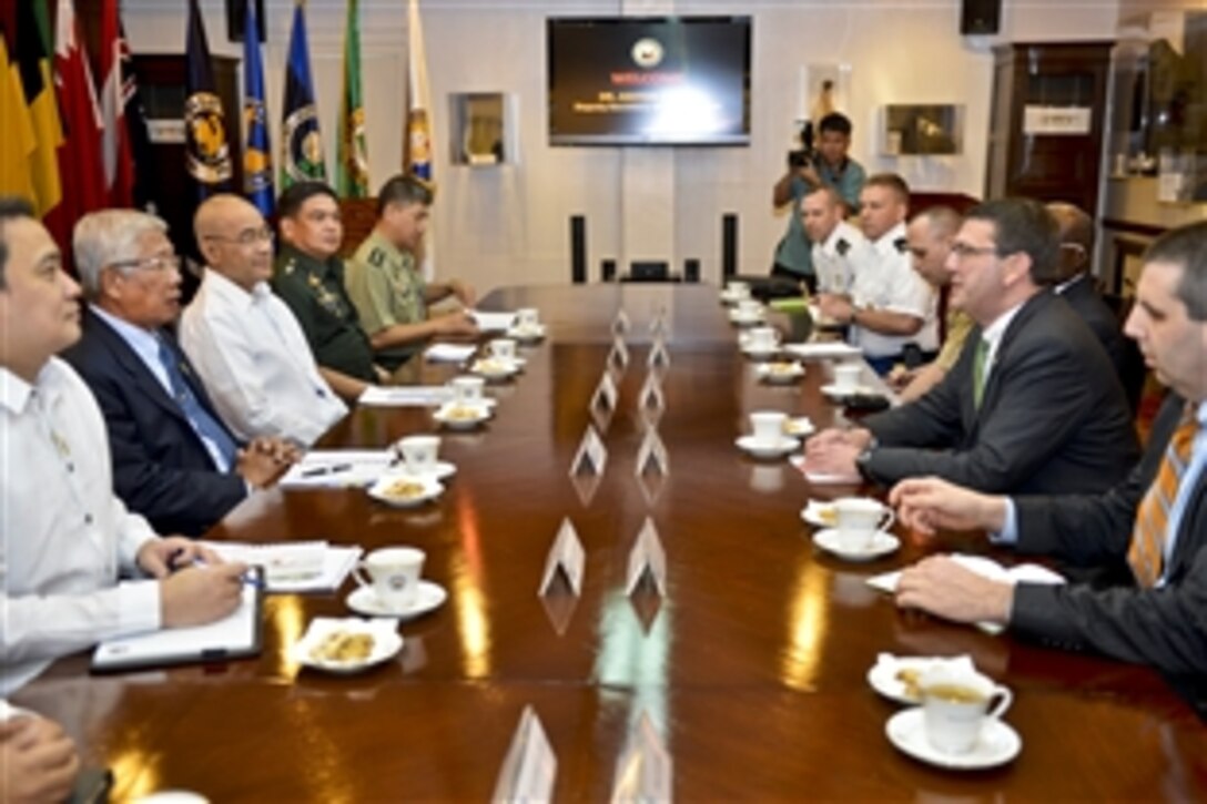 U.S. Deputy Defense Secretary Ash Carter, right center, meets with Philippine Defense Secretary Voltaire Gazmin, left center, at the Ministry of Defense in Manila, Philippines, March 19, 2013. 