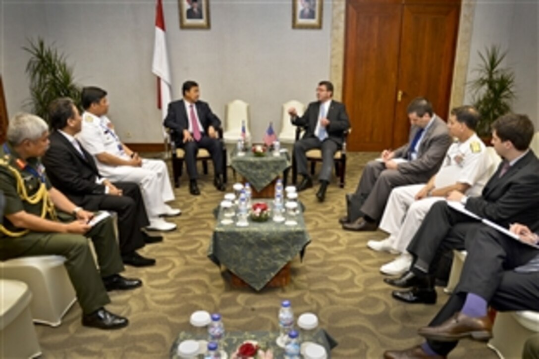 U.S. Deputy Defense Secretary Ash Carter, center right, meets with Malaysian Defense Minister Ahmad Zahid Hamidi, center left, during the Jakarta International Defense Dialogue in Jakarta, Indonesia, March 20, 2013. 