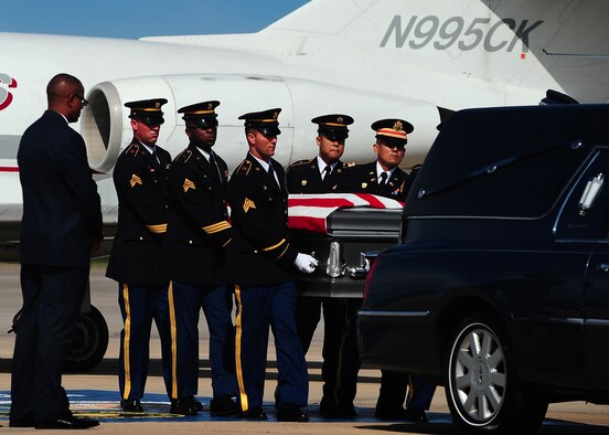 Florida National Guardsmen transfer the body of a fellow soldier killed in Afghanistan during a dignified transfer ceremony at MacDill Air Force Base, Fla. (U.S. Air Force photo by: Airman 1st Class Melanie Bulow-Gonterman)