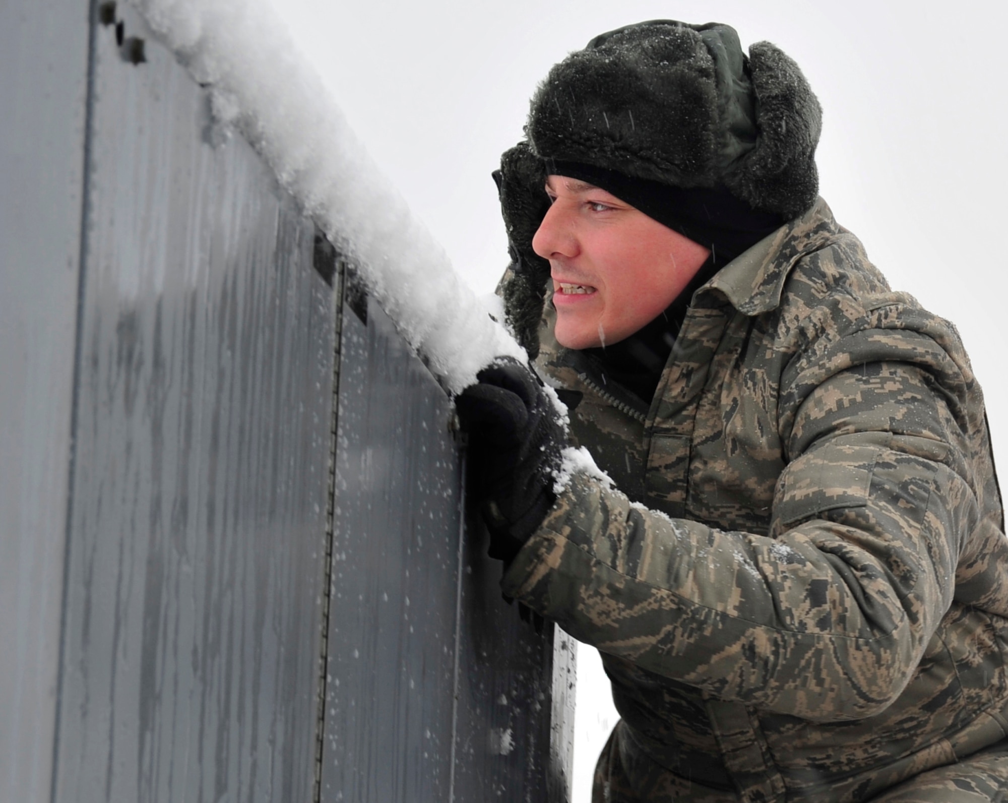 Tech. Sgt. Matthew Cain, 459th Aircraft Maintenance Squadron crew chief, dusts snow off a generator March 25, 2013 at Joint Base Andrews, Md. Despite the spring snowfall, which is forecasted to bring up to five inches of snow to the area, JBA service members must still perform their mission essential duties. (U.S. Air Force photo/Airman 1st Class Erin O’Shea)    
