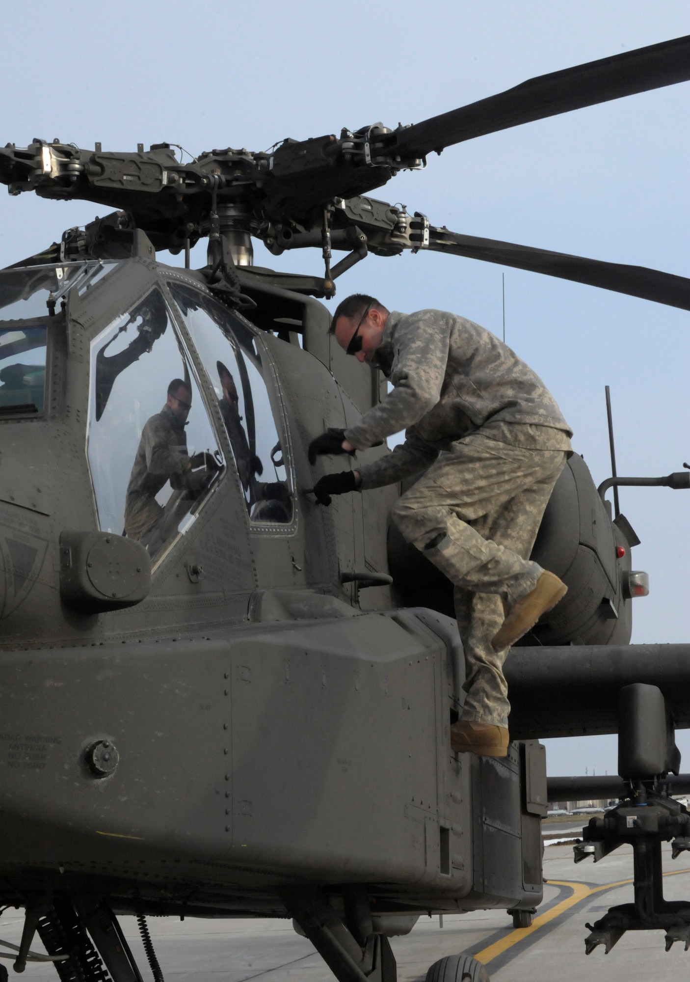 A U.S. Army AH-64 Apache Longbow crew chief from the 1-135th Attack Reconnaissance Battalion at Whiteman Air Force Base, Mo., readies his aircraft March 27, 2013, for its deployment to Afghanistan. The 1-135th ARB prepared for this deployment with 30 days of training in Boise, Idaho. (U.S. Air Force photo by Airman 1st Class Shelby R. Orozco/Released)