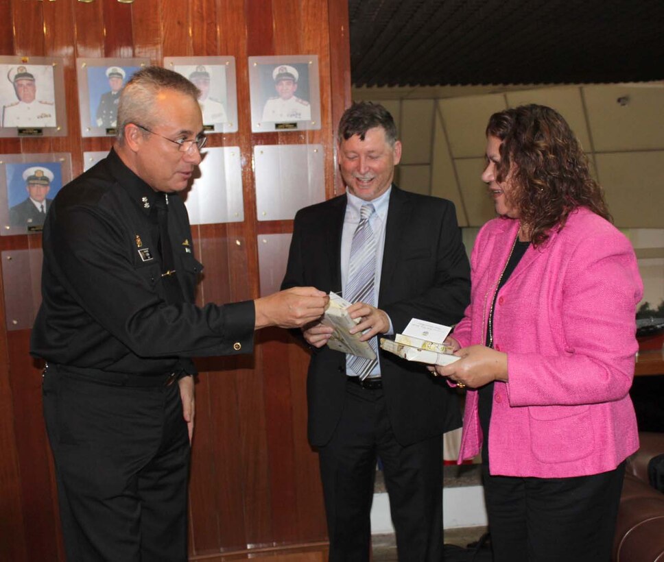 Lillian Almodovar speaks with Admiral Ernesto Duran Gonzalez, General Director, General Maritime Directorate, Colombia (left) and Chris Edwards, AECOM, PIANC USA (center).