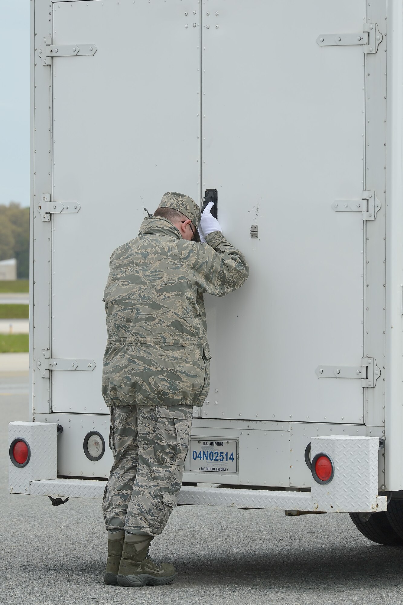 A U.S. Air Force carry team transfers the remains of Capt. Reid K. Nishizuka, of Kailua, Hawaii, during a dignified transfer, April 30, 2013, Dover Air Force Base, Del. Nishizuka was assigned to the 427th Reconnsassance Squadron, Beale AFB, Calif. (U.S. Air Force photo/Greg L. Davis)