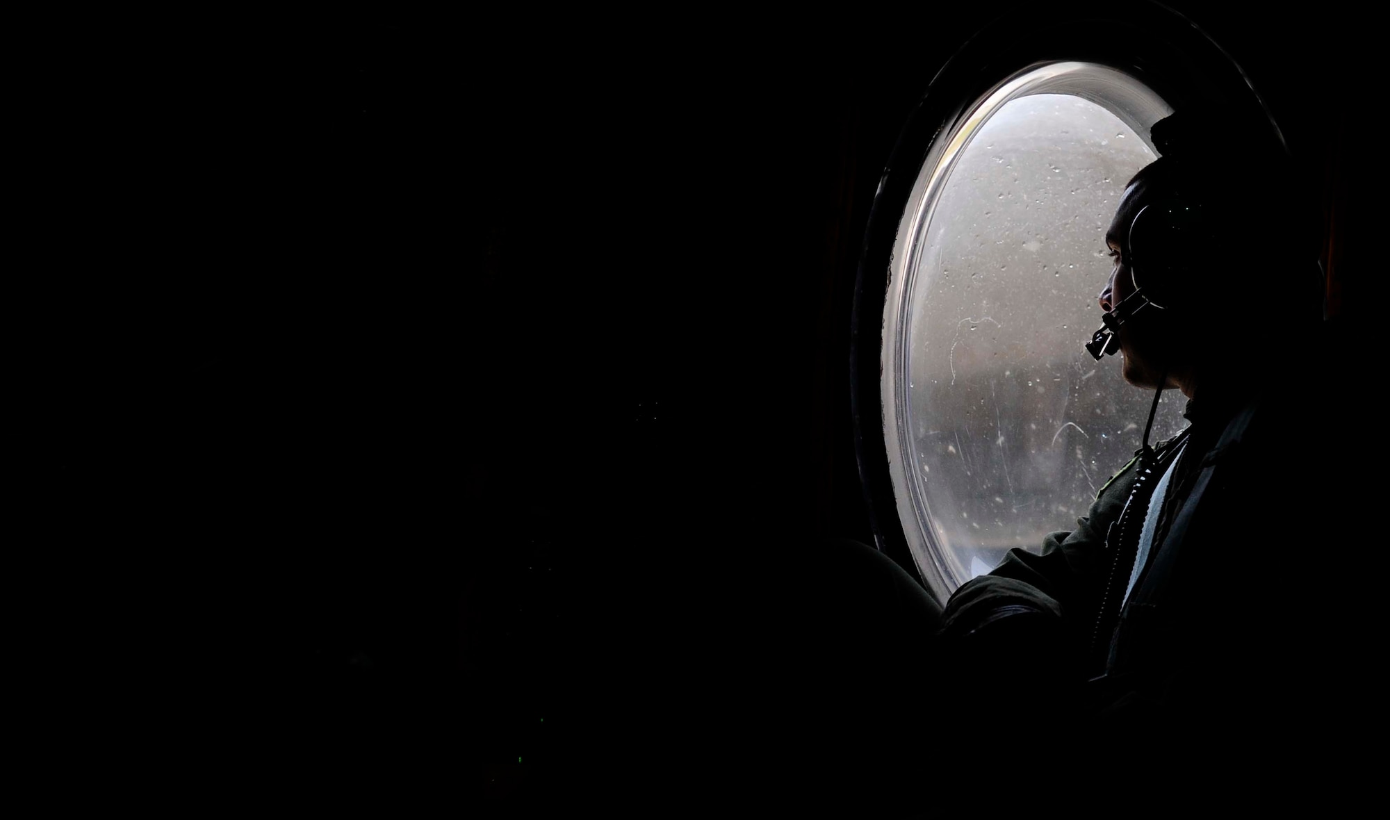 A U.S. Air Force aerial gunner on a AC-130H Spectre Gunship scans out the window during takeoff at Emerald Warrior 2013 at Hulburt Field, Fla., April 24. The primary purpose of Emerald Warrior is to exercise special operations components in urban and irregular warfare settings to support combatant commanders. Emerald Warrior leverages lessons from Operation Iraqi Freedom,Operation Enduring Freedom and other historical lessons to provide better trained and ready forces to combatant commanders. (U.S. Air Force photo by Staff Sgt. Andy M. Kin)