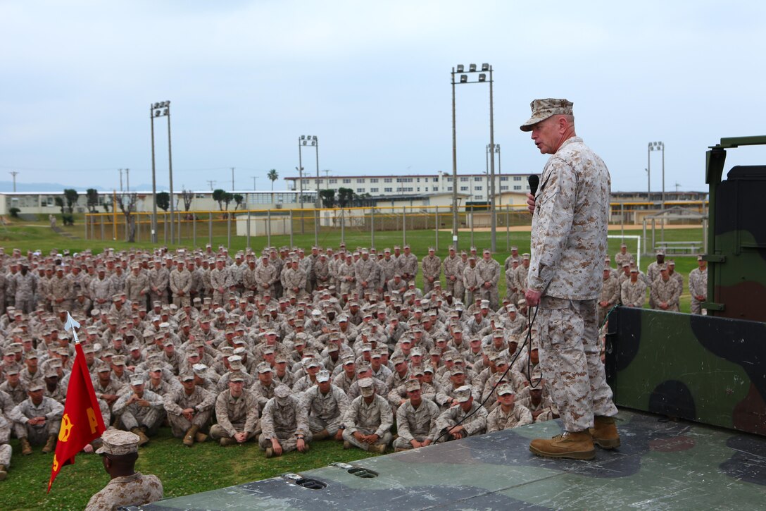Lt. Gen. Kenneth J. Glueck Jr. speaks to Marines and sailors May 7 during an all-hands discussion at Camp Schwab. Glueck’s presentation covered crisis response, working alongside partner nations, and reconstituting III Marine Expeditionary Force. Glueck is the commanding general of III MEF. The Marines and sailors in attendance are with 3rd Marine Division and 3rd Marine Logistics Group, III MEF. (U.S. Marine Corps Photo Lance Cpl. Jose D. Lujano/Released)