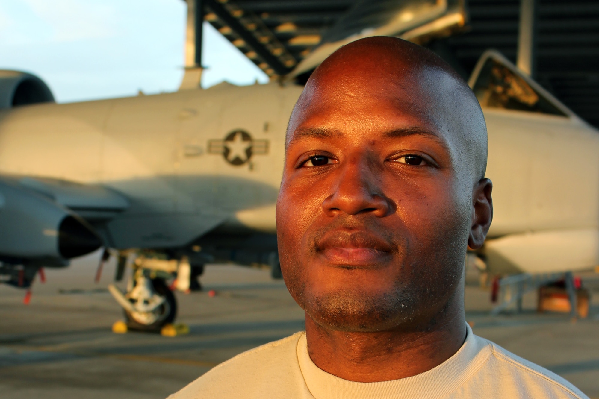 130507-Z-VA676-090 – An A-10 Thunderbolt II in the background, Airman 1st Class Jhontez Peoples is seen on the flight line of Selfridge Air National Guard Base, Mich., May 7, 2013. Peoples is a crew chief with the 127th Maintenance Group. (U.S. Air National Guard photo by TSgt. Dan Heaton)