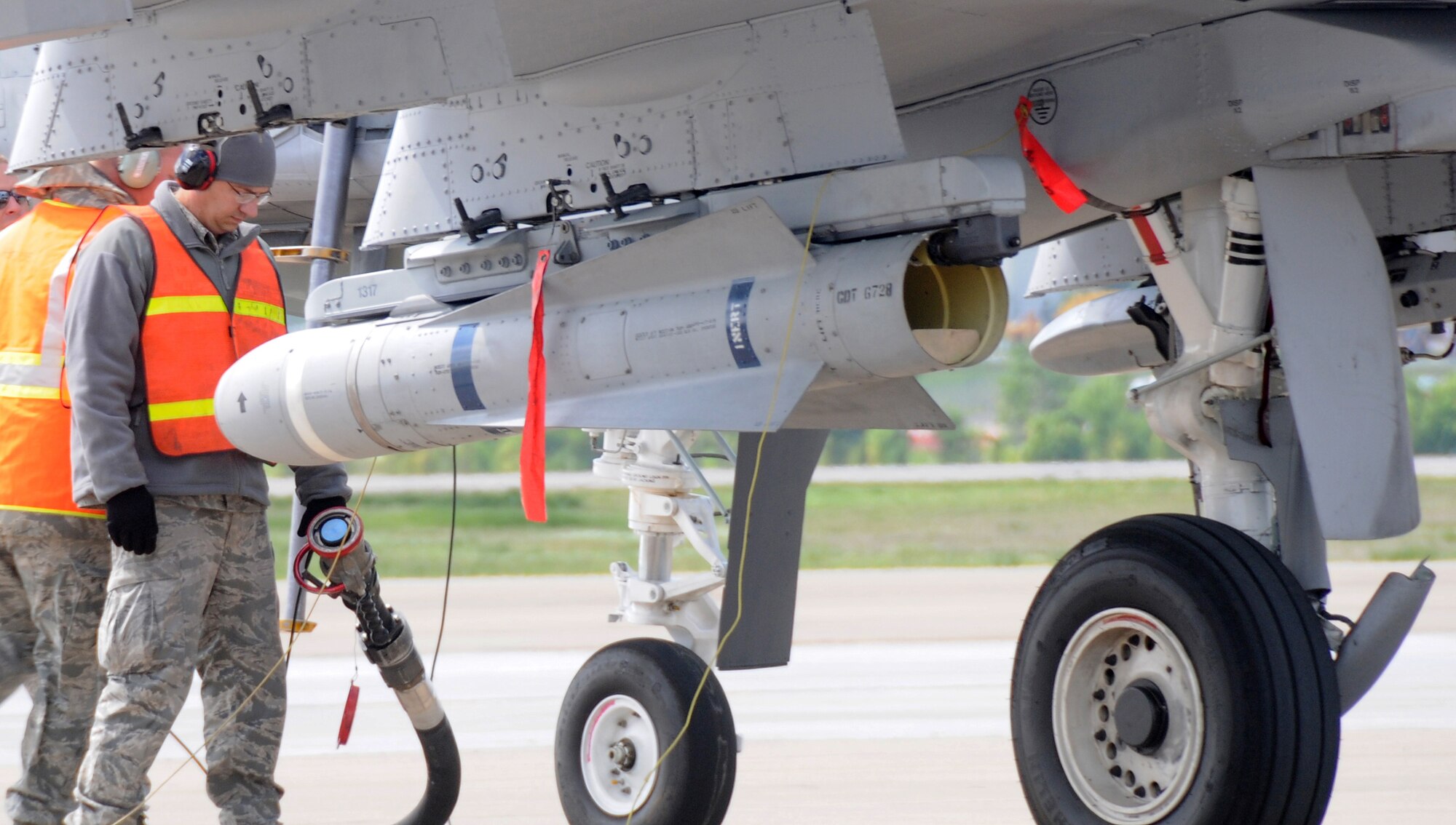 Technical Sgt. Brian Phillips of the 188th Fighter Wing, Arkansas Air National Guard, performs a hot-pit refueling of an A-10C Thunderbolt II at Ebbing Air National Guard Base, Fort Smith, Ark., April 24, 2013. (U.S. Air National Guard photo by Senior Airman John Hillier/188th Fighter Wing Public Affairs)