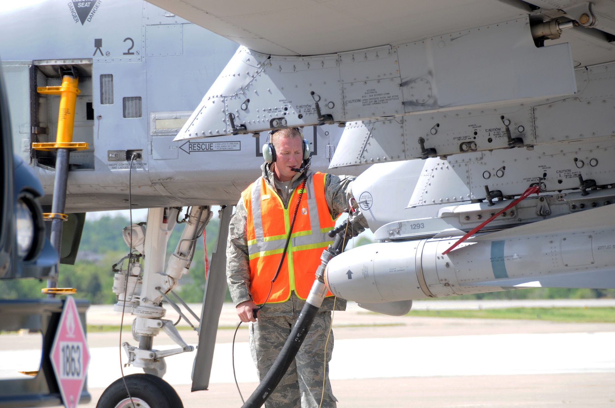 Staff Sgt. Nick Warrick of the 188th Fighter Wing, Arkansas Air National Guard, performs a hot-pit refueling of an A-10C Thunderbolt II at Ebbing Air National Guard Base, Fort Smith, Ark., April 24, 2013. (U.S. Air National Guard photo by Senior Airman John Hillier/188th Fighter Wing Public Affairs)