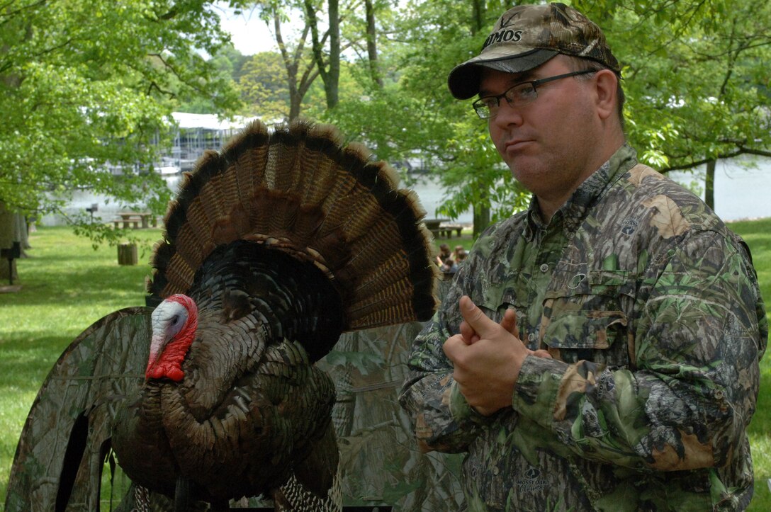 Greg Thomas, U.S. Army Corps of Engineers Nashville District facility manager at Old Hickory Lake, give a wildlife presentation to Hawkins Middle School students May 2, 2013 on Environmental Awareness Day at Rockland Recreation Area in Hendersonville, Tenn.