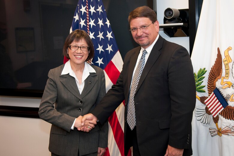 The U.S. Army has been named one of the 2012 Top 100 Global Innovators by Thomson Reuters, the multimedia and information conglomerate. Pictured are Heidi Shyu, assistant secretary of the Army for Acquisition, Logistics and Technology and Bartley Durst of the U.S. Army Engineer Research and Development Center (Corps of Engineers).