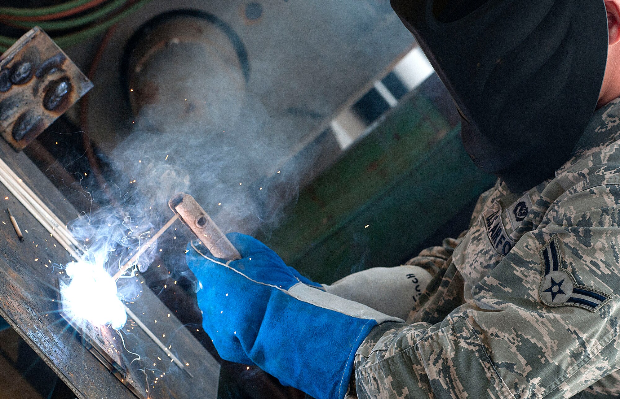 ALTUS, Okla. – Airmen from various squadrons of Altus Air Force Base and local businesses worked together to host a Science, Technology, Engineering, and Mathematics Fair at Altus High School, May 9. The STEM fair was held to encourage students in the Altus area from grades 6-12. The event was created to encourage student to pursue careers in the STEM field and give them a chance to experience those careers first hand. (U.S. Air Force Photo by Senior Airman Jesse Lopez / Released) 