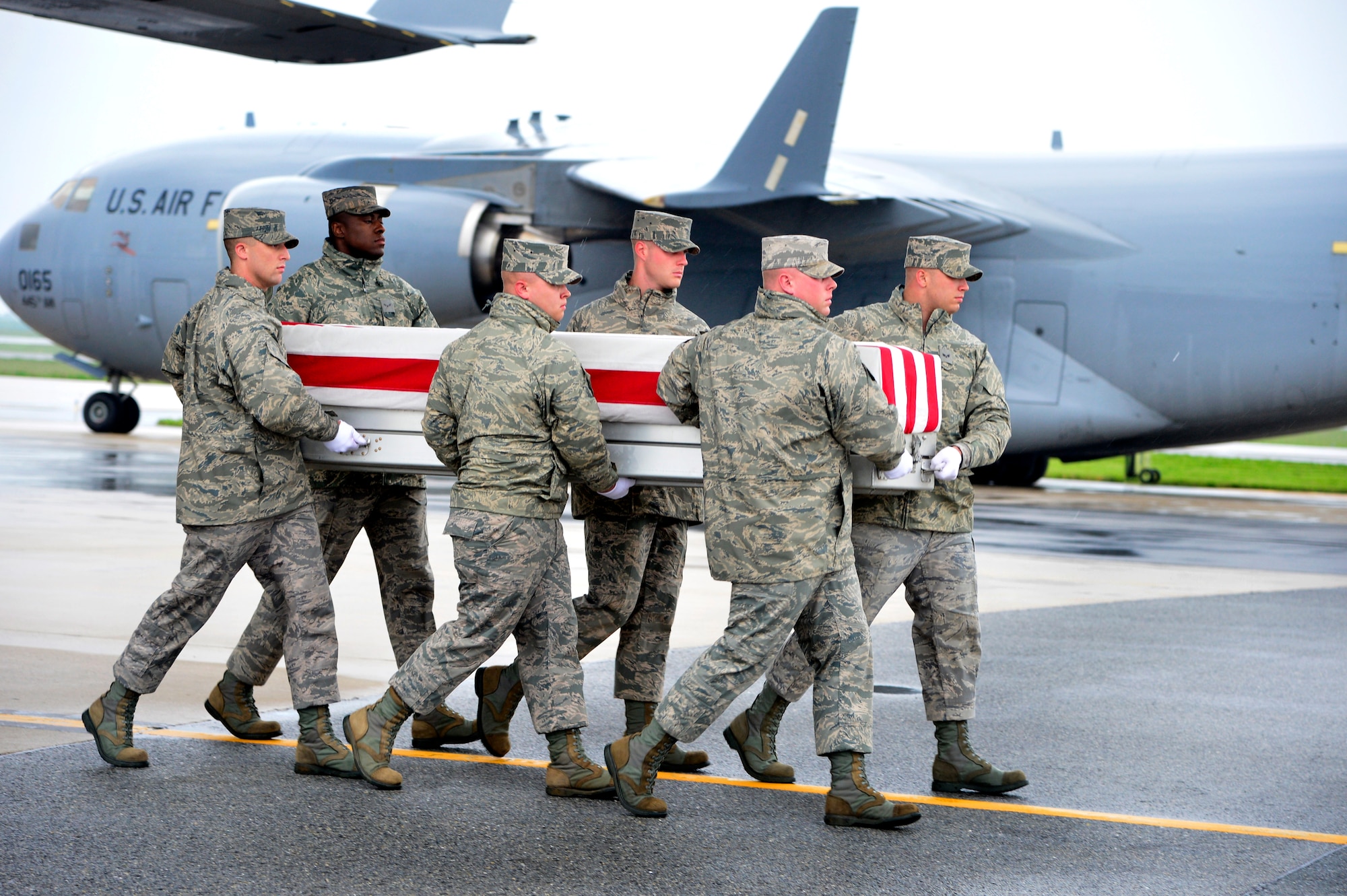 A U.S. Air Force carry team transfers the remains of Air Force Capt. Victoria A. Pinckney of Palmdale, Calif., at Dover Air Force Base, Del., May 11, 2013. Pinckney was assigned to the 93rd Air Refueling Squadron at Fairchild Air Force Base, Wash. (U.S. Air Force photo/David Tucker)
