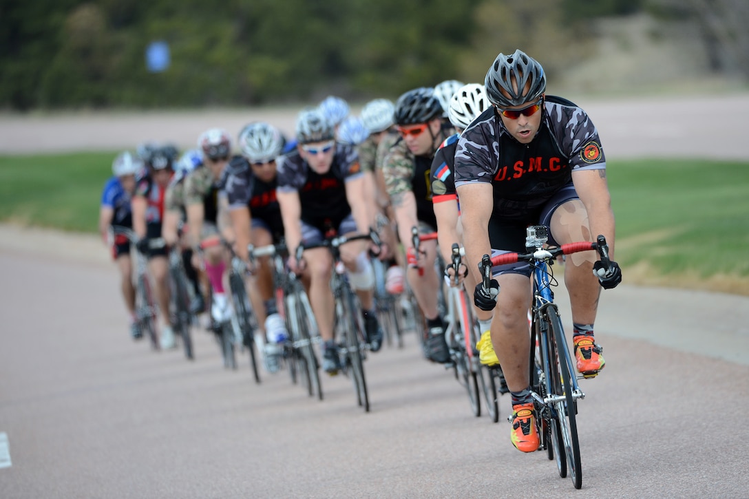 Marine Corporal Michael Politowicx leads a pack of racers during the 2013 Warrior Games in Colorado Springs, Colo. May 12, 2013. 