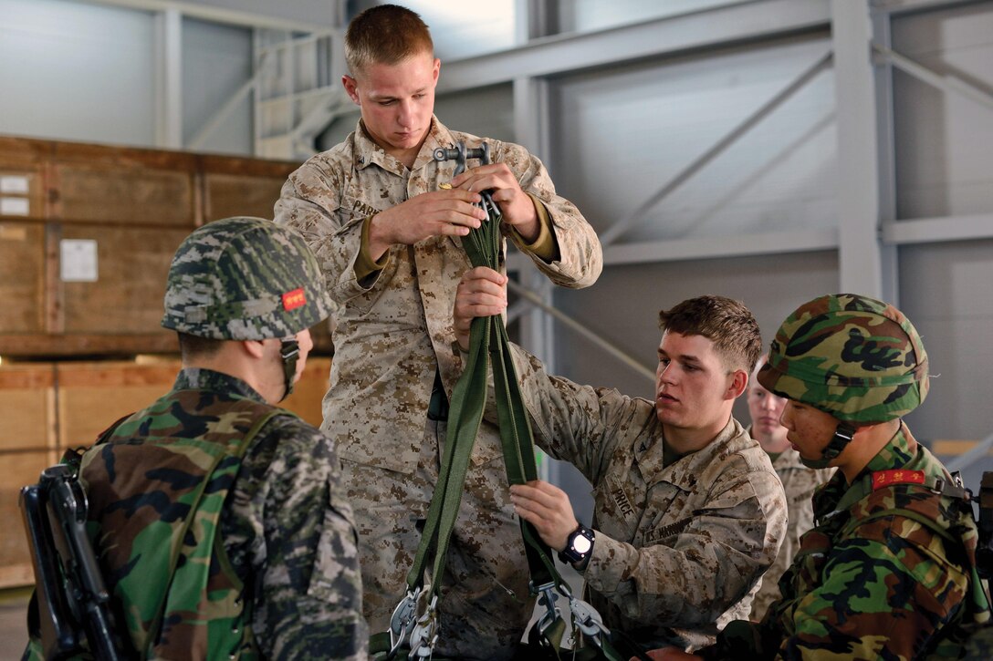 ROK, US Marines exchange techniques during training