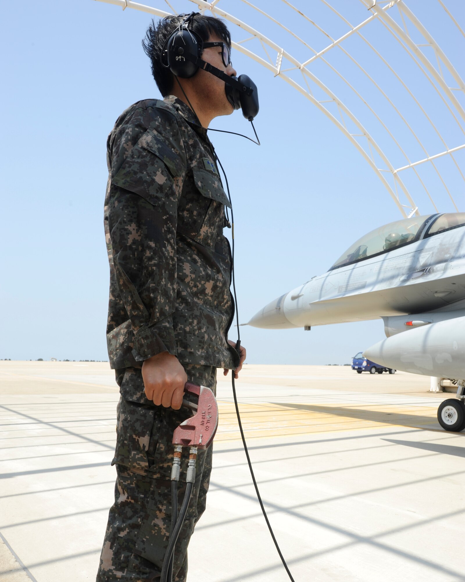 KUNSAN AIR BASE, Republic of Korea – Republic of Korea air force, Tech. Sgt. Sang Min Jo, 38th Fighter Group maintainer uses a ‘dead man’ lever to pump JP-8 into a ROKAF KF-16 Fighting Falcon during a hot pit refueling operation at Kunsan Air Base, Republic of Korea May 6, 2013. Jo and the pilot stayed in constant communcations to ensure the correct amount of fuel was pumped into the jet. (U.S. Air Force photo by Staff Sgt. Tong Duong/ Released)