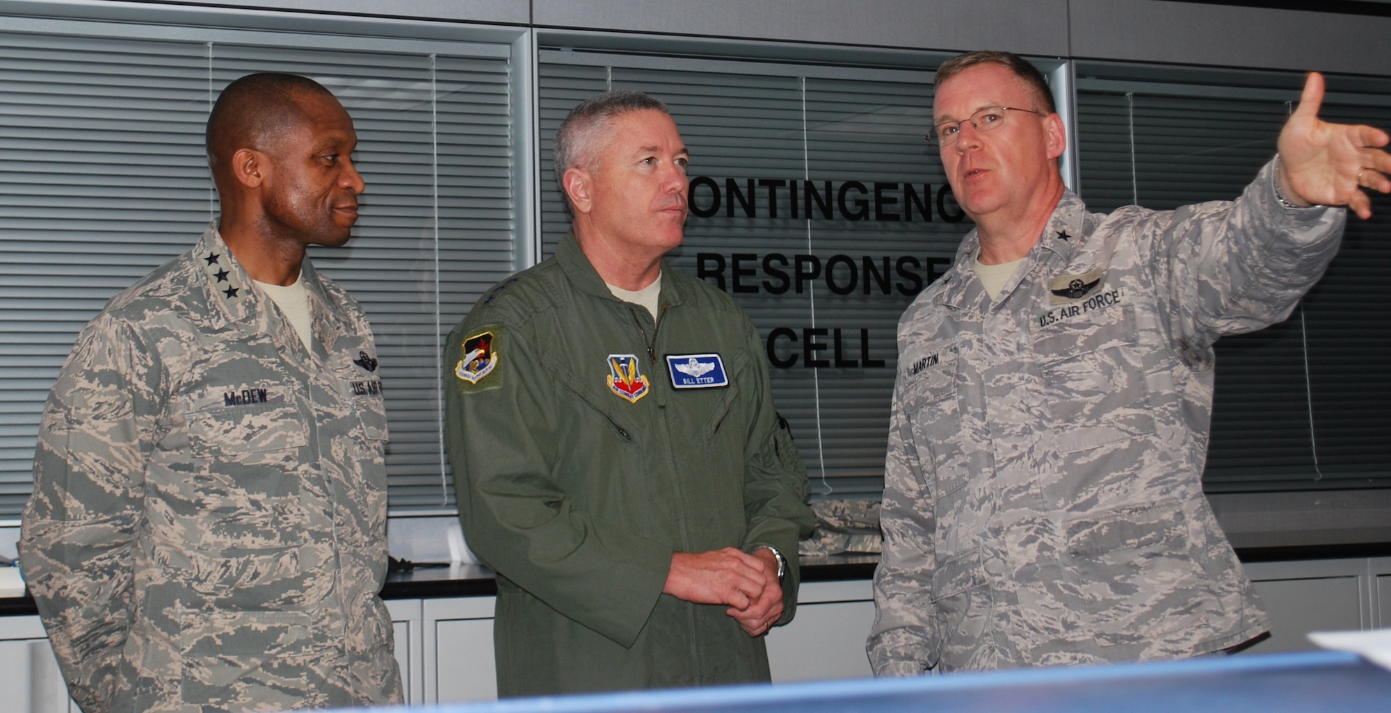 SCOTT AFB, Ill. - Brig. Gen. Larry Martin, Deputy Commander of the 618th Air
and Space Operations Center (Tanker Airlift Control Center), right, briefs
Lt. Gen. William H. Etter, Commander, Continental U.S. North American
Aerospace Defense Command Region - 1st Air Force (Air Forces Northern),
center, and Lt. Gen. Darren McDew, Commander, 18th Air Force, here May 13.
Gen. Etter met with Mobility Airmen and leaders during his visit, expressing
appreciation for their support of his command’s role as the air component of
U.S. Northern Command. (U.S. Air Force Photo by Capt. Mauri Slater)
