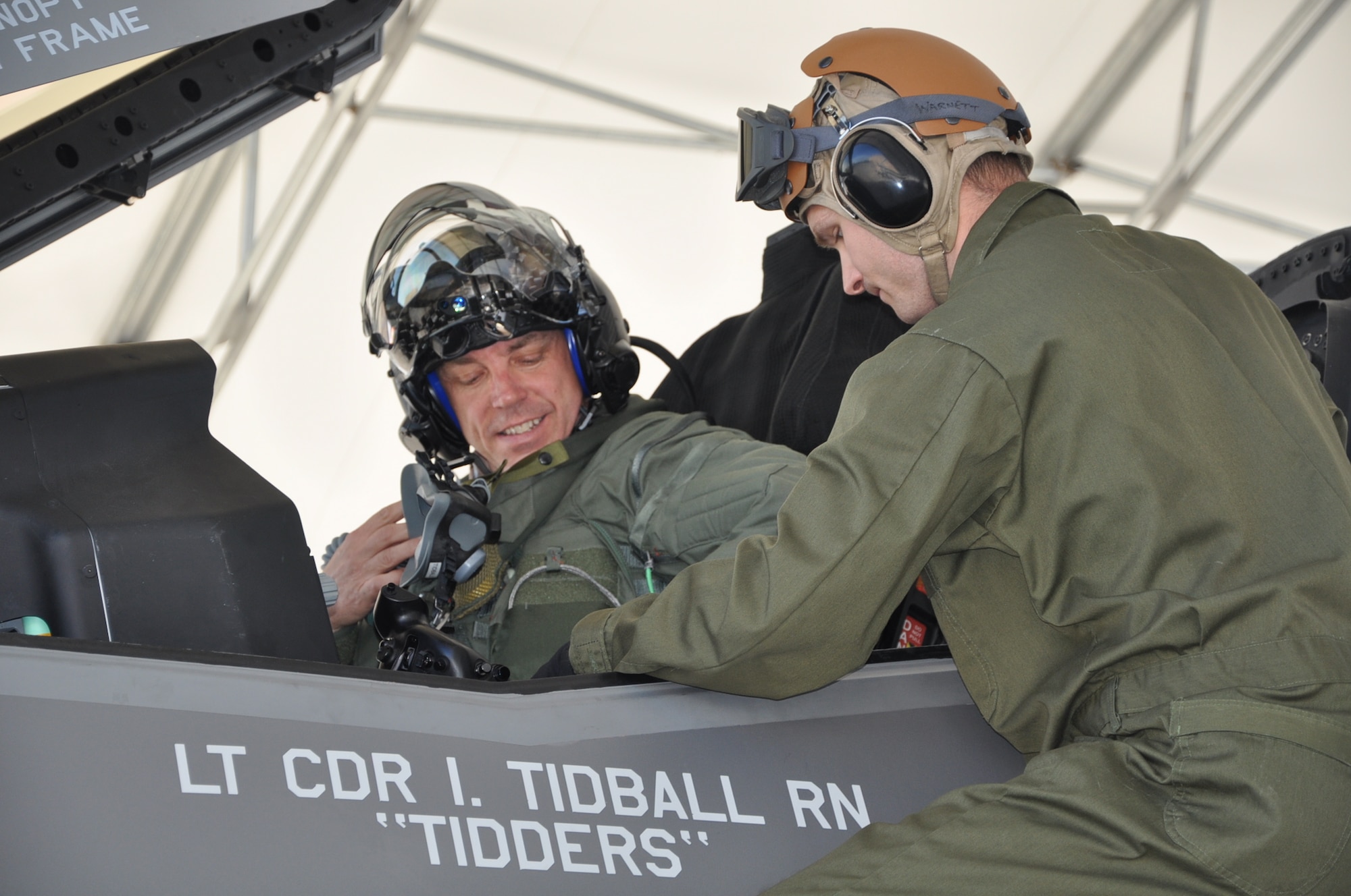 United Kingdom pilot, Lt. Cmdr. Ian Tidball, became the first Royal Navy
student-pilot to fly a sortie in the F-35B Lightning II April 10 at Eglin
Air Force Base, Fla. He was assisted by the maintainer plane captain to
egress from the cockpit. Tidball's has flight experience in the British Sea
Harrier and the F-18 Super Hornet. (U.S. Air Force photo/Maj. Karen Roganov)
