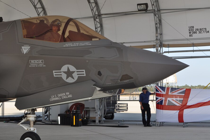 United Kingdom pilot, Lt. Cmdr. Ian Tidball, became the first Royal Navy
student-pilot to fly a sortie in the F-35B Lightning II April 10 at Eglin
Air Force Base, Fla. Tidball has flight experience in the British Sea
Harrier and the F-18 Super Hornet. (U.S. Air Force photo/Maj. Karen Roganov)
