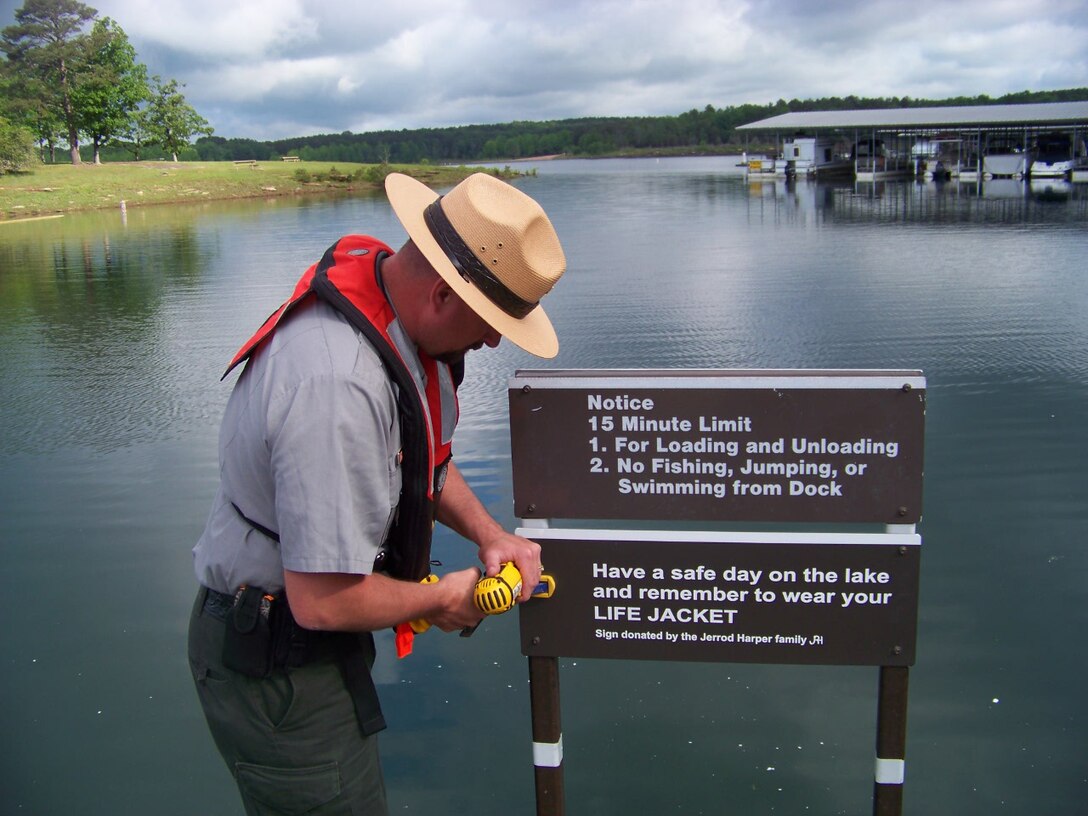 HEBER SPRINGS, Ark. – The Army Corps of Engineers, Greers Ferry Project Office in coordination with several North Little Rock businesses are kicking off National Safe Boating Week by adding donated water safety signs at 12 courtesy docks around Greers Ferry Lake.  