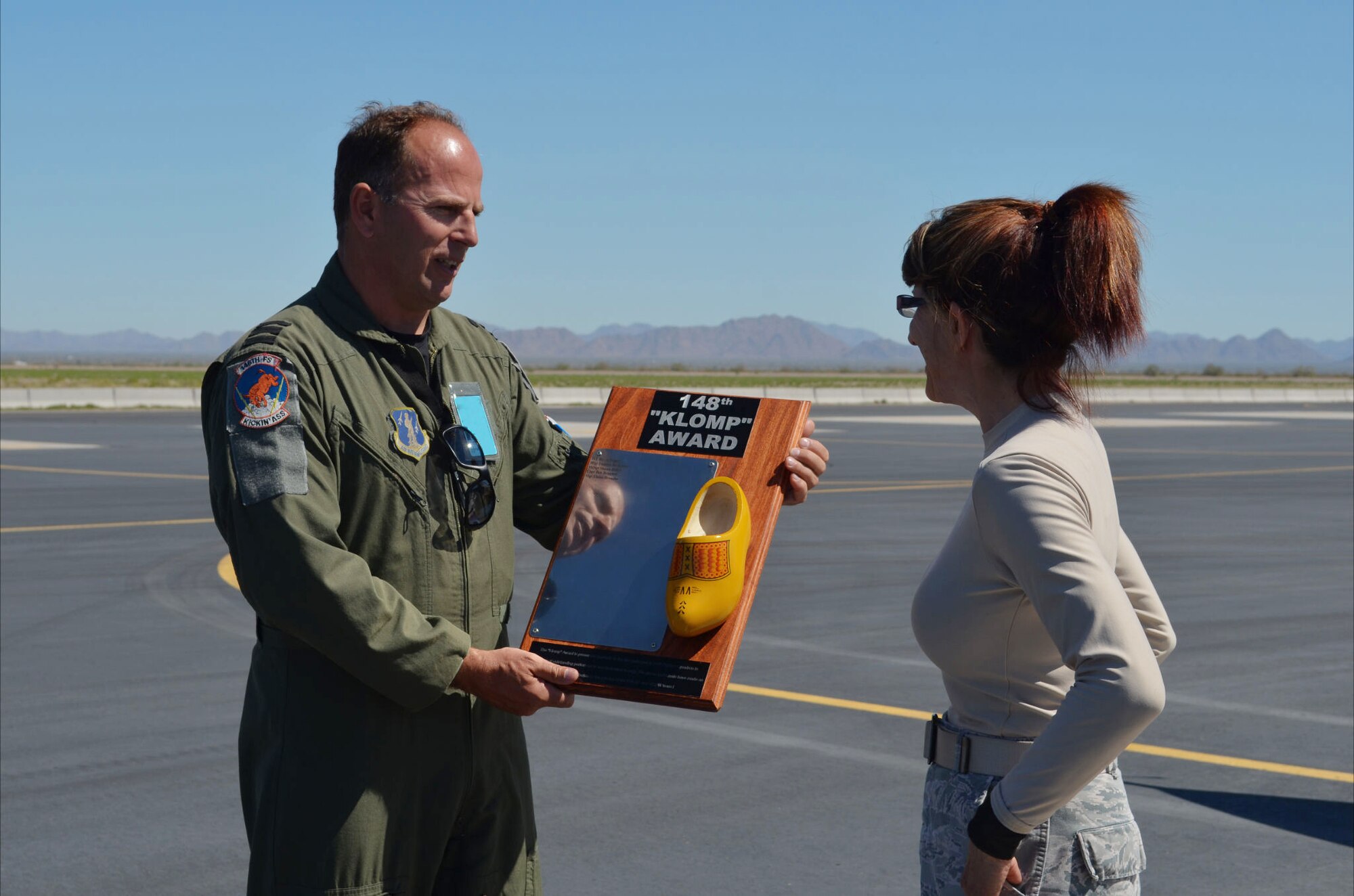 Lt. Col. Maurits Schonk, Netherlands Detachment Tucson Arizona (NDTA) commander (left), presents Staff Sgt. Elaine Broacha with the Klomp Award at the Gila Bend Air Force Auxiliary Field, March 11, 2013. Broacha was recognized for her contributions to an annual training mission for Dutch demonstration pilots. (U.S. Air Force photo by WO Danny van der Molen /Released.)