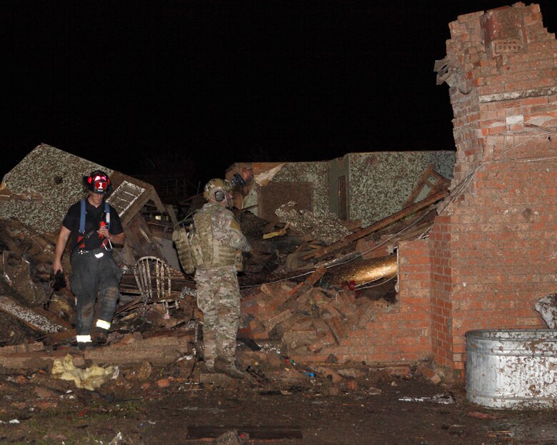 Oklahoma National Guard soldiers and airmen respond to a devastating tornado that ripped through Moore, Okla., May 20, 2013. (Photo by Sgt. 1st Class Kendall James)