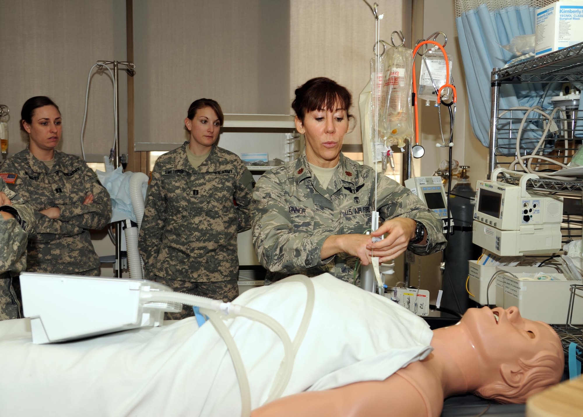 Maj. Holly O'Connor trains U.S. Army medical staff from the 28th Combat Support Hospital, Fort Bragg, N.C., and the 48th CSH, Fort George Meade, Md., April 24 at Wilford Hall Ambulatory Surgical Center, Joint Base San Antonio- Lackland Air Force Base, Texas. O'Connor, a registered nurse with the 59th Surgical Inpatient Squadron, Fort Sam Houston, Texas, was training the Soldiers on the use of in-theater medical equipment. The training is part of the pre-deployment Battlefield Nursing Course designed to teach current trauma care concepts to U.S. Air Force, Army, Navy nurses and technicians, as well as foreign nationals. The majority of participants are reservists. (U.S. Air Force photo/Senior Airman Courtney Moses)