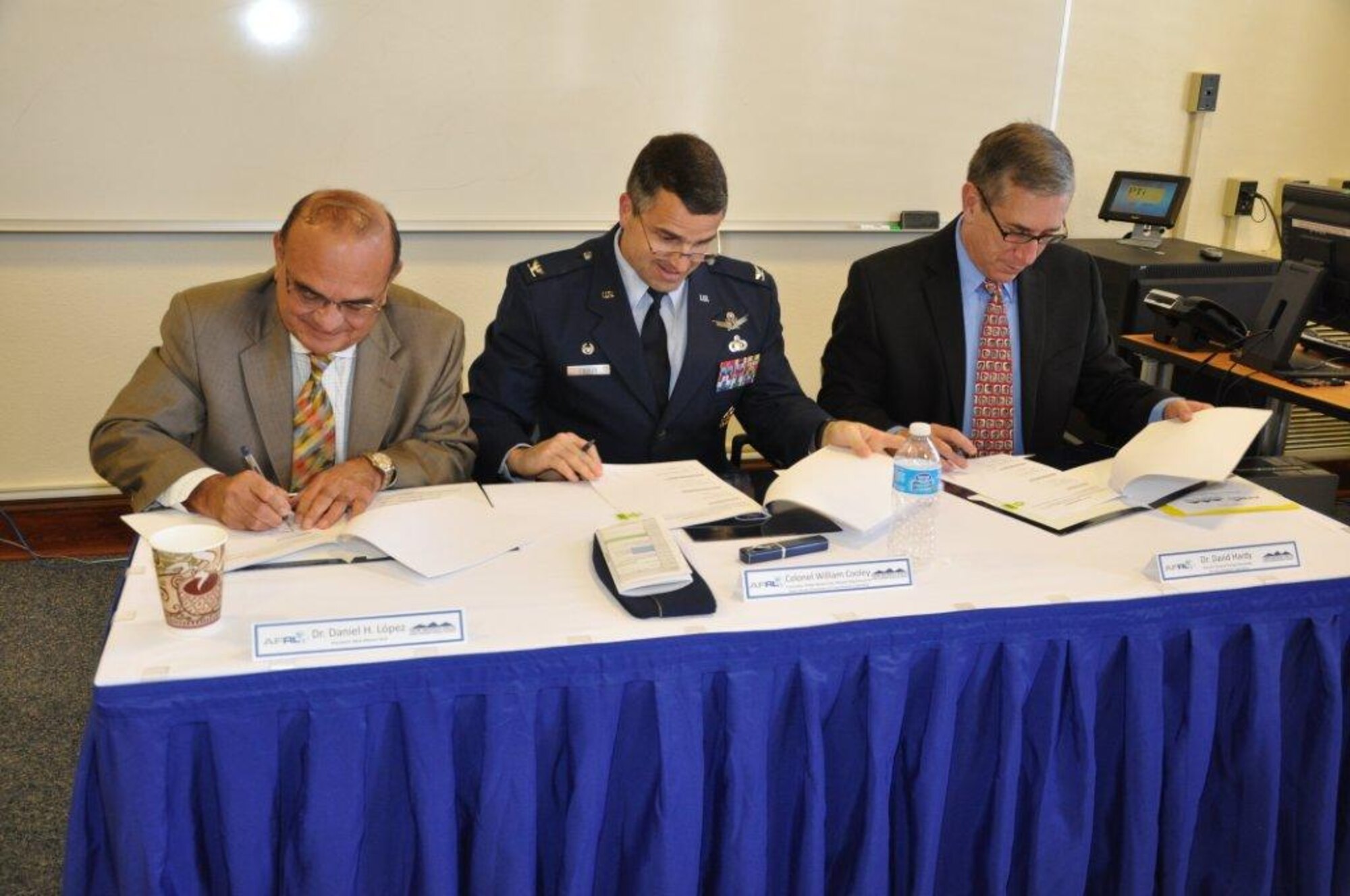 Leaders from AFRL and New Mexico Institute of Mining and Technology sign their educational partnership agreement, expanding AFRL’s STEM efforts in New Mexico’s Rio Grande Corridor. (USAF Photo)