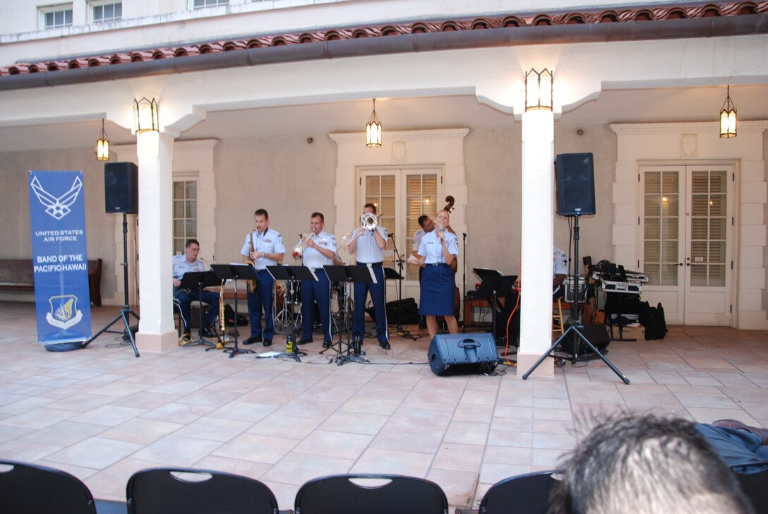 Papana performing on First Friday at The Hawaii State Museum of Art 