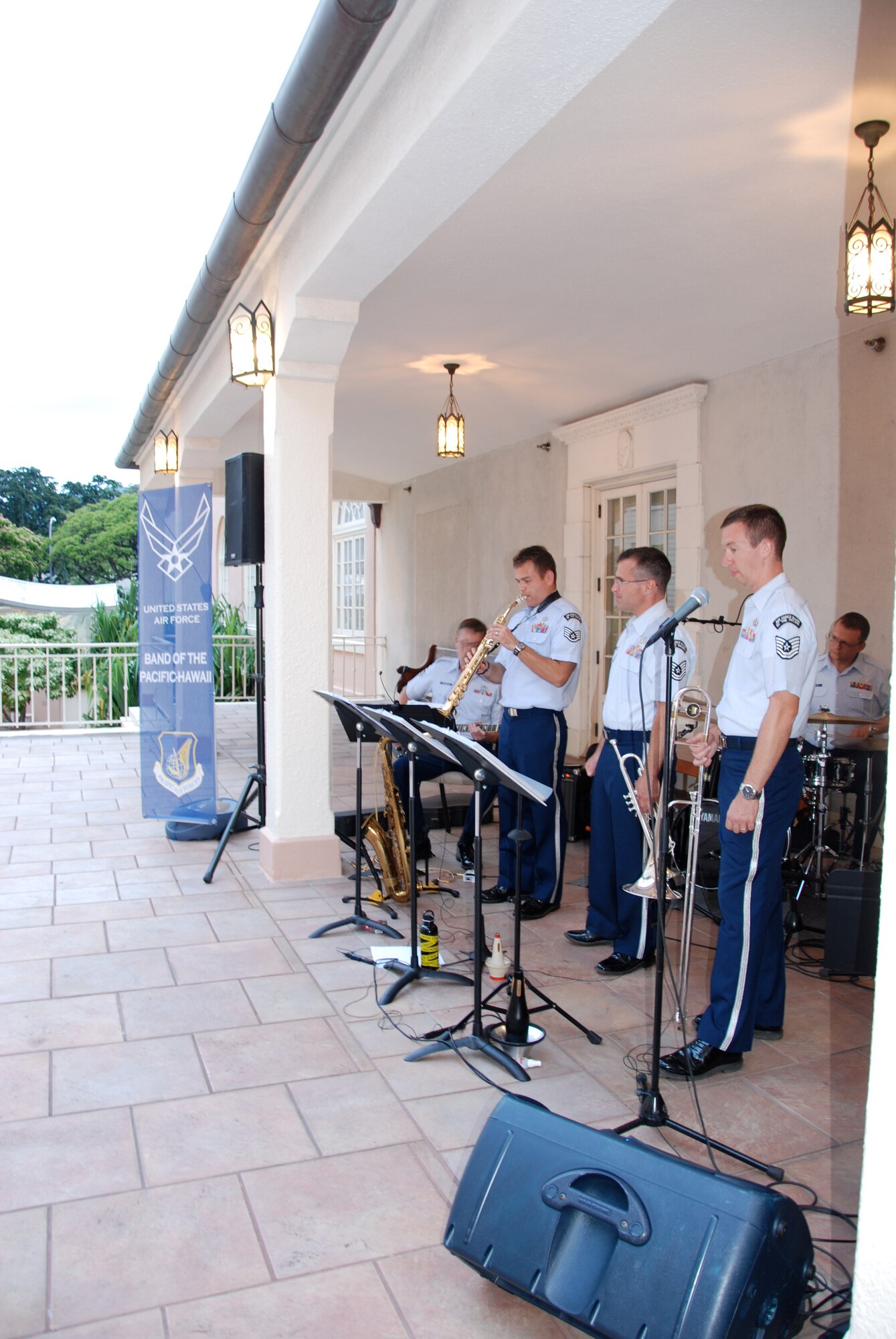 Papana performing on First Friday at The Hawaii State Museum of Art 