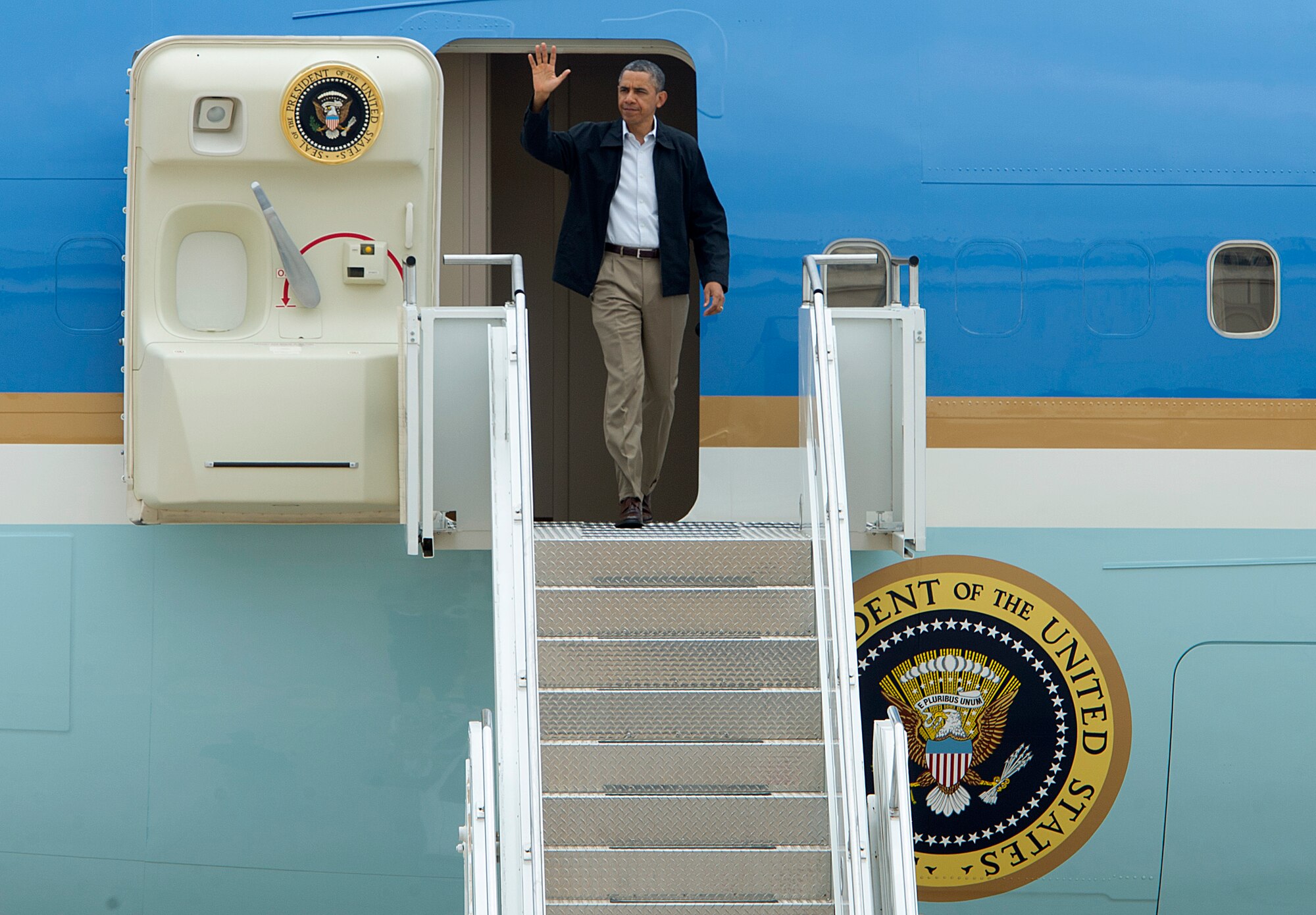 President Barack Obama steps off of Air Force One on Tinker Air Force Base, Okla., May 26, 2013, en route to surrounding areas damaged by recent tornadoes. Obama recently issued a major disaster declaration for Cleveland, Lincoln, McClain and Pottawatomie counties.  (U.S. Air Force photo by Tech. Sgt. Bradley C. Church)