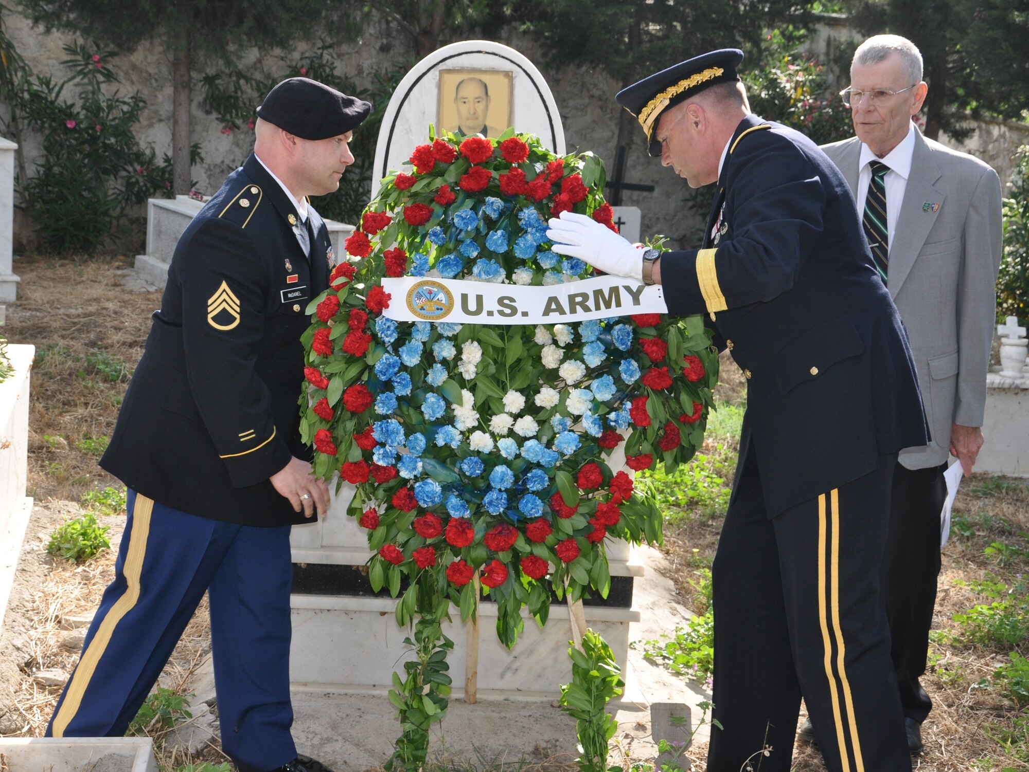 Lt. Gen. Frederick Ben Hodges, NATO Headquarters Allied Land Command Izmir
commander, lays a wreath at Pasa Köprü Cemetery during a US Memorial Day ceremony May 27, 2013, at Izmir, Turkey. (Photo by Tanju Varlikli/Released)
