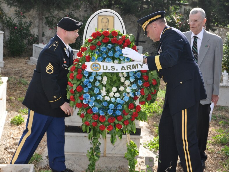 Lt. Gen. Frederick Ben Hodges, NATO Headquarters Allied Land Command Izmir
commander, lays a wreath at Pasa Köprü Cemetery during a US Memorial Day ceremony May 27, 2013, at Izmir, Turkey. (Photo by Tanju Varlikli/Released)
