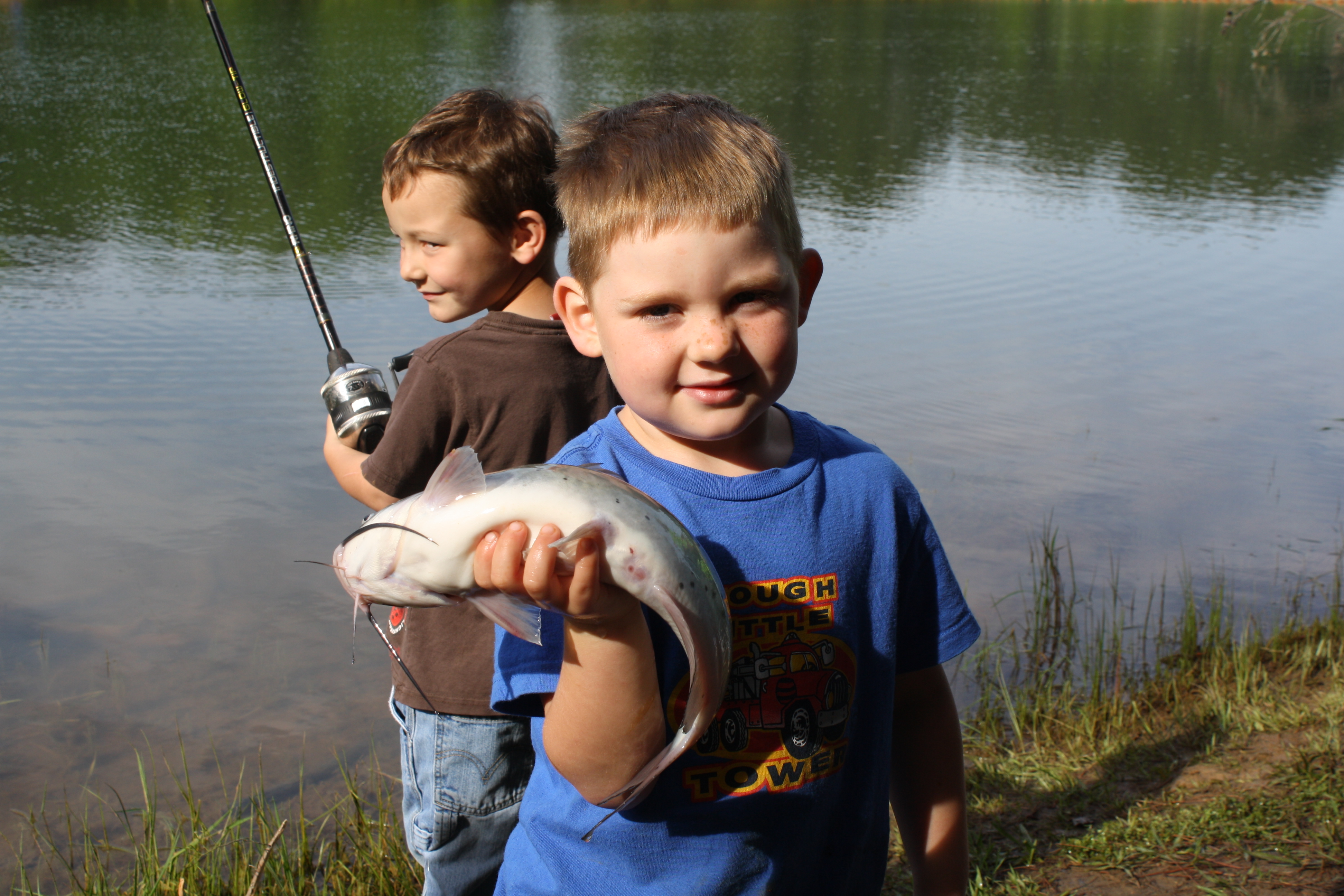 Братья ловят рыбу. Рыбалка летом. Дети на рыбалке. Дети ловят рыбу. Ребенок Рыбак.