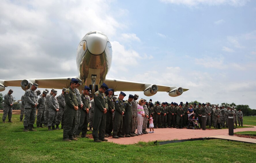 More than 100 Airmen and community members pause for 77 seconds of silence at McConnell Air Base, Kan., May 28, 2013, during a memorial service honoring three fallen aircrew members of Shell 77. Tech. Sgt. Herman “Tre” Mackey, III, Capt. Victoria A. Pinckery, and Capt. Mark Tyler Voss, were assigned to the 93rd Air Refueling Squadron, Fairchild AFB, Wash., and were deployed to the 376th Air Expeditionary Wing's 22nd Expeditionary Air Refueling Squadron in support of Operation Enduring Freedom during the time their KC-135 Stratotanker tragically crashed, May 3, 2013. (U.S. Air Force photo/Staff Sgt. Jess Lockoski) 

