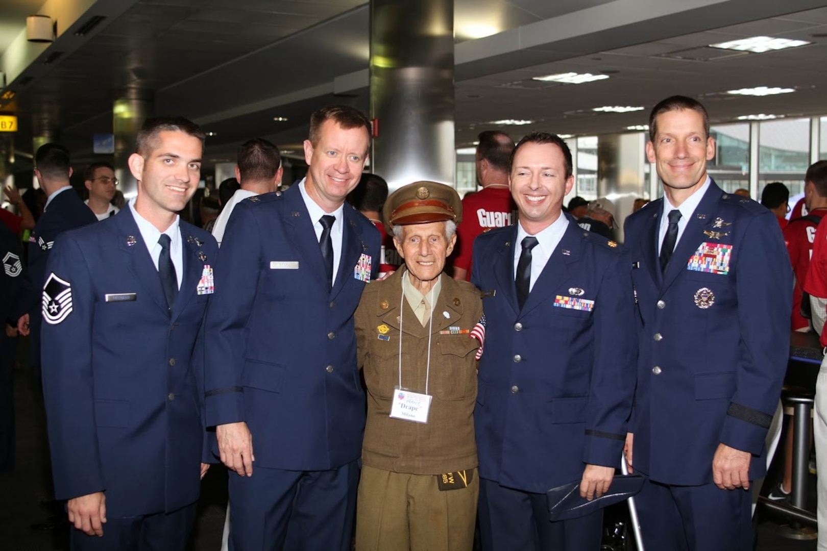 A World War II veteran poses for a photo with members of Air Forces Cyber at Baltimore Washington International Airport Sept. 28. Nearly 400 veterans from World War II, the Korean War and the Vietnam War were greeted by memers of the Air Forces Cyber as they visited Washintton, D.C., to visit their respective memorials. (Courtesy photo)