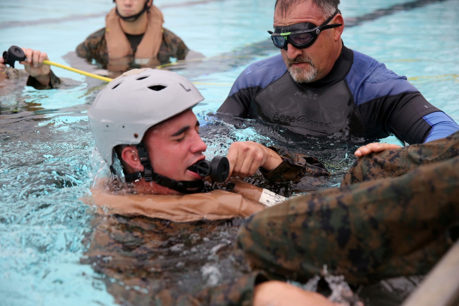 marines-get-crash-course-in-helo-dunker-training