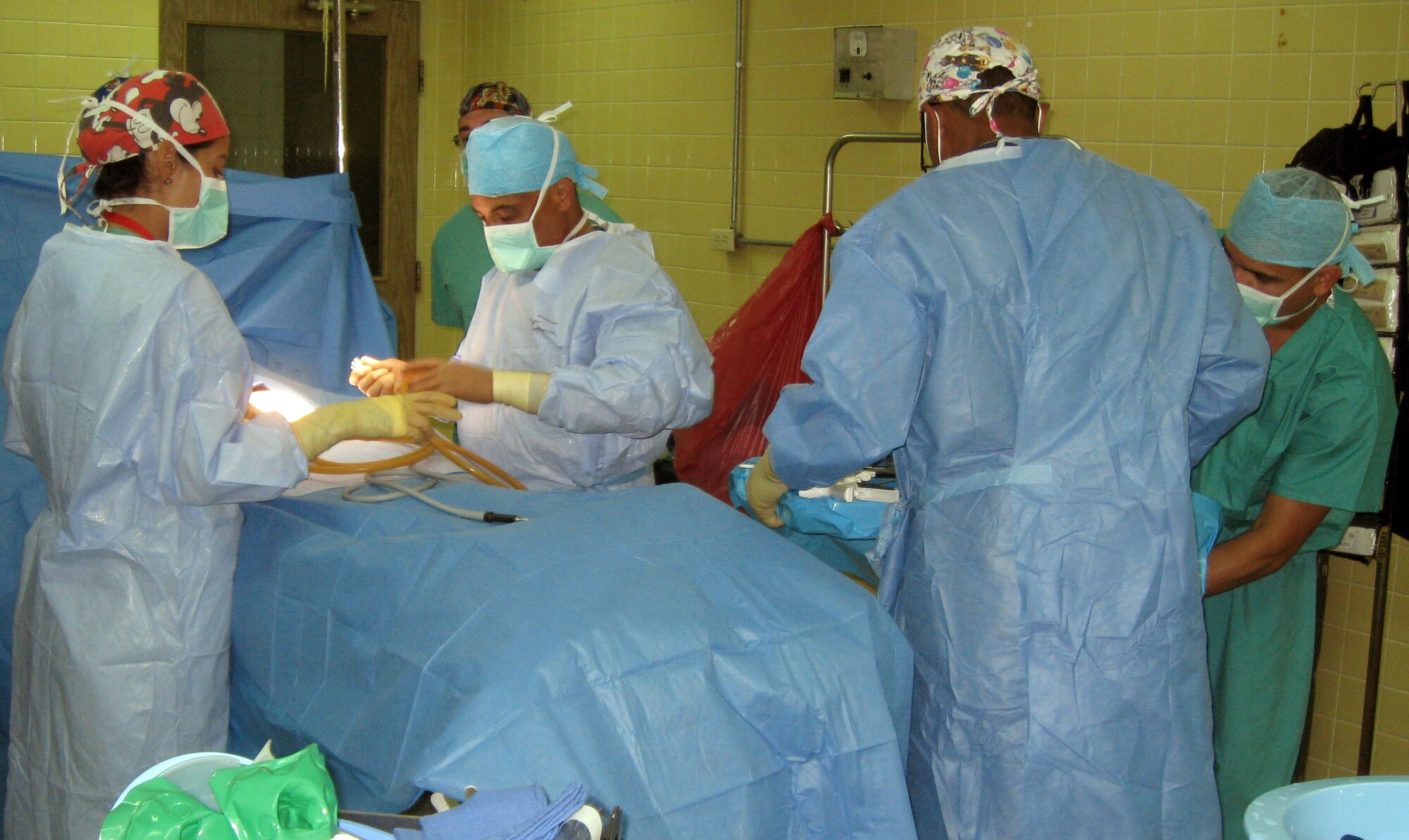 Members of Joint Task Force-Bravo's Mobile Surgical Team (MST) conduct a procedure at Hospital Escuela in Tegucigalpa, Honduras, Nov. 5, 2013.  The MST conducted operations at the hospital as part of a Medical Readiness Training Exercise and completed four surgeries and consulted on three cases.  (Courtesy photo)