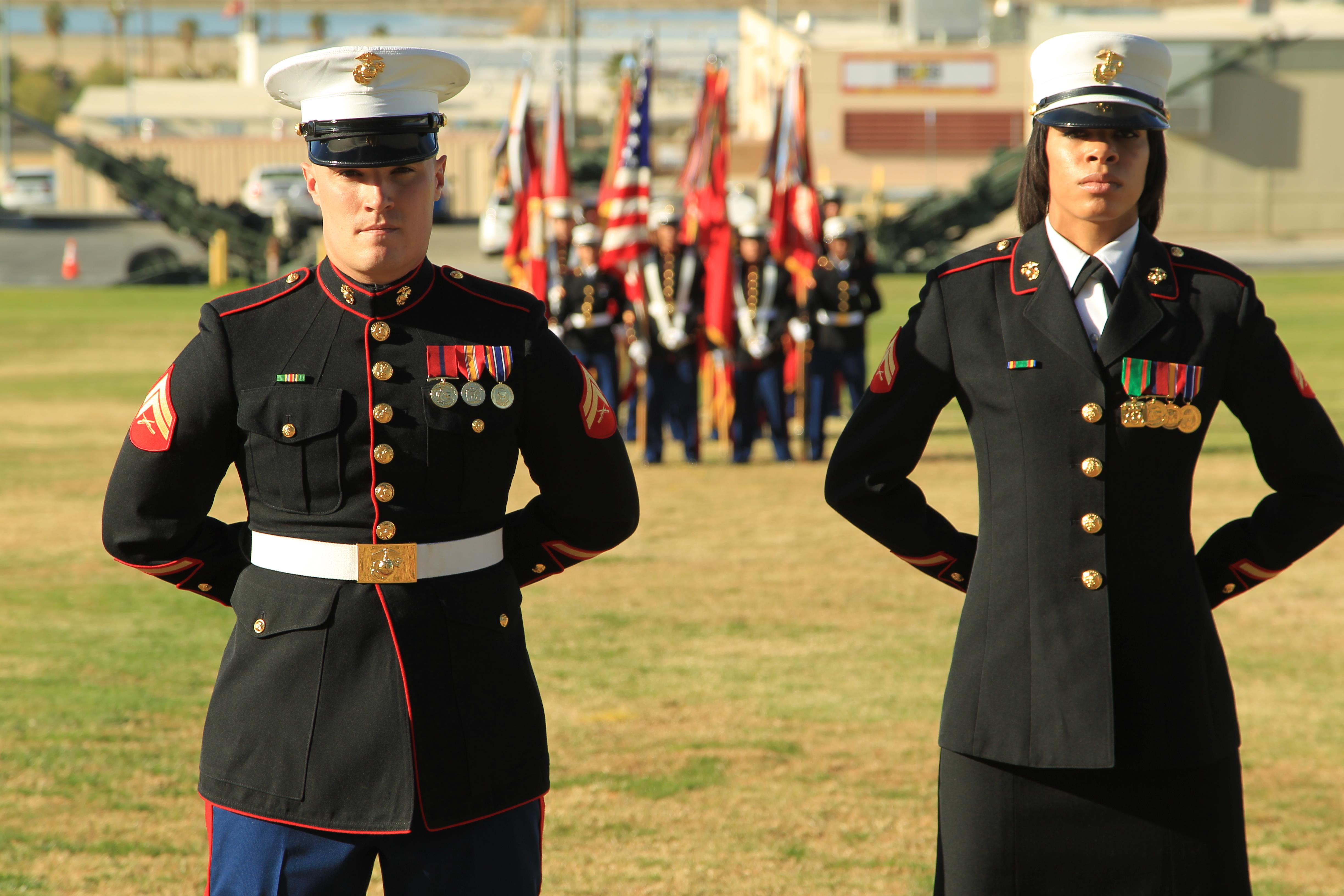 Военная форма краснодар. Марине Корпс. USMC Marine Corps uniforms. Marine Corps США форма. Парадная форма Генерала армии США.