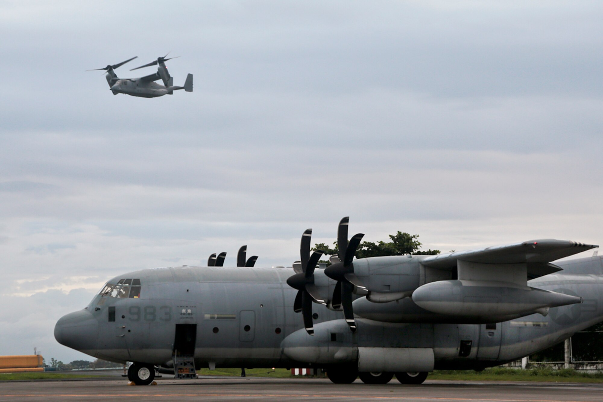 An MV-22B Osprey assists relief operations at Vilamor Air Base, Manila, Nov.12, 2013. (U.S. Marine Corps photo by Sgt. Demetrius Munnerlyn /Released)