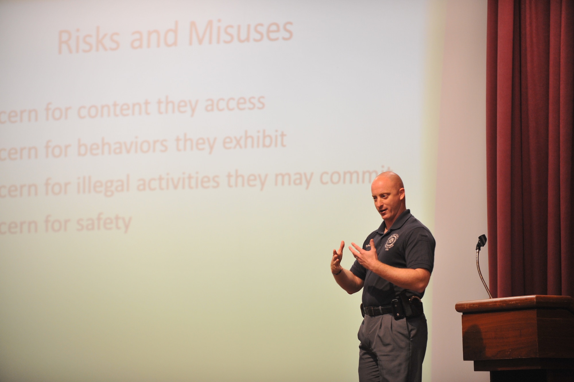 Daniel Glass, Houston County Sherriff’s Department investigator, speaks to parents during the Georgia Cyber Safety Initiative Class. (U.S. Air Force photo by Tommie Horton)