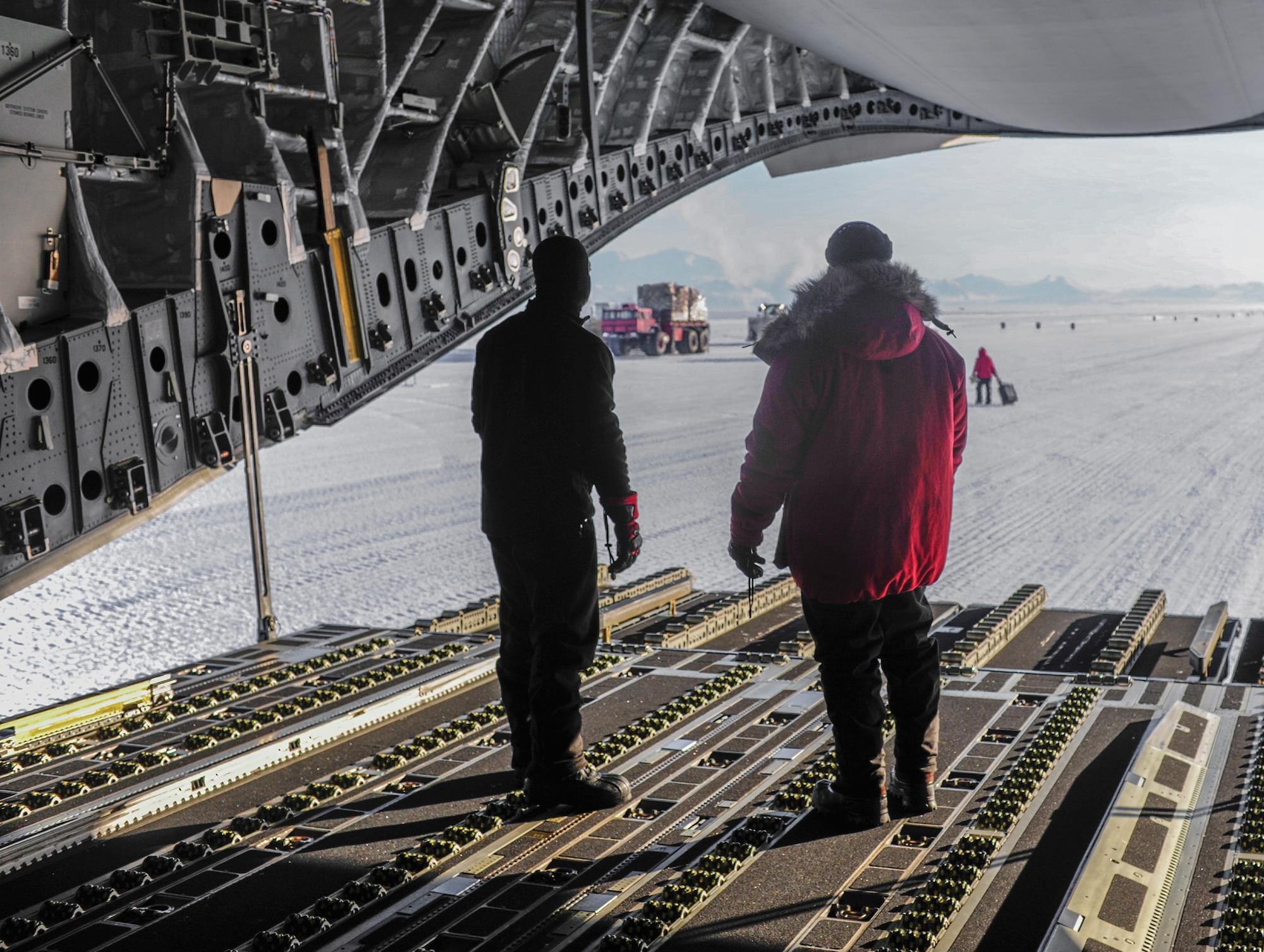 304th Expeditionary Airlift Squadron
loadmasters wearing cold weather gear
await a forklift to load a pallet of cargo
onto a C-17 Globemaster III aircraft on the
seasonal ice runway outside of McMurdo
Station, Antarctica.
USAF photo by SSgt Sean Tobin