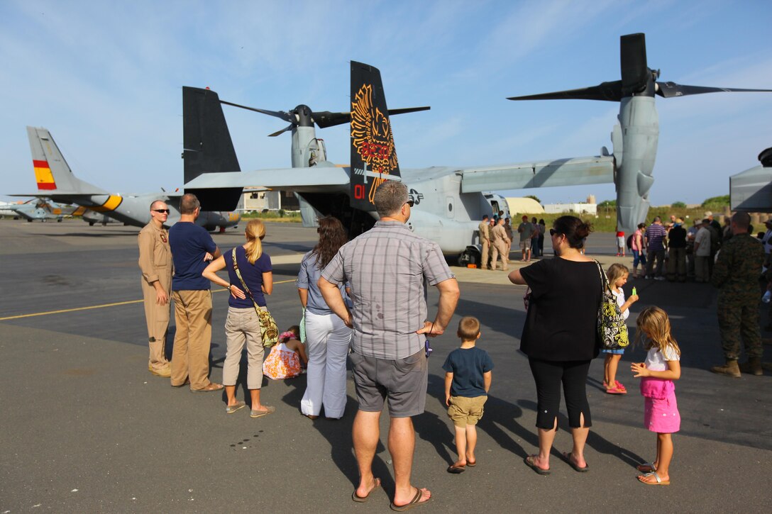 A group of United States Embassy personnel and their families gather to view an MV-22B Osprey during a static display held by Special-Purpose Marine Air-Ground Task Force Crisis Response in Dakar, Senegal, Nov 14, 2013. SP-MAGTF Crisis Response also conducted a flight demonstration of the Osprey following the more than 1,500 nautical miles long-range flight demonstration of SP-MAGTF Africa 13 Marines for a small-boat operations and marksmanship exercise with the Senegalese.