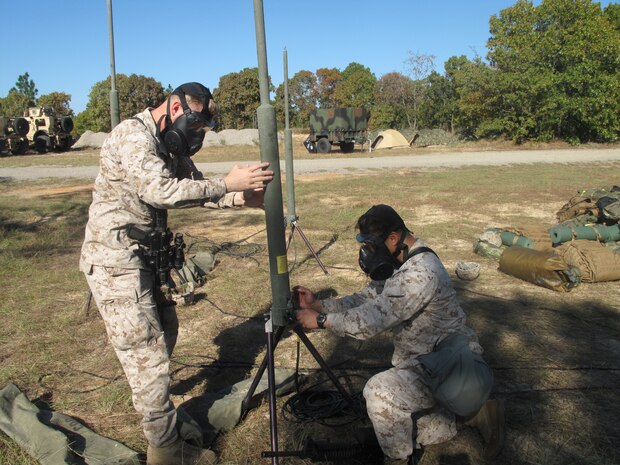 Field radio operators from 6th Marine Regiment, 2nd Marine Division set up an antenna to provide communications for Rolling Thunder Exercise.